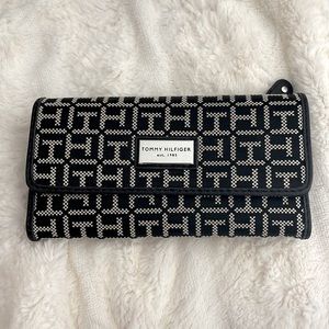 TOMMY HILFIGER CHECKBOOK WALLET